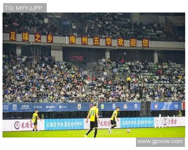 足球明星亲密互动粉丝现场回顾热情瞬间尽显温暖与感动